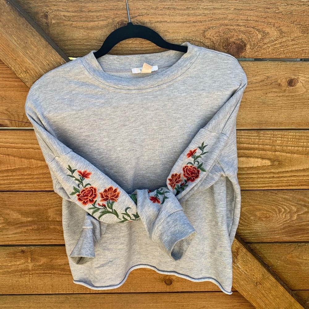 Cropped crewneck with floral embroidered sleeves